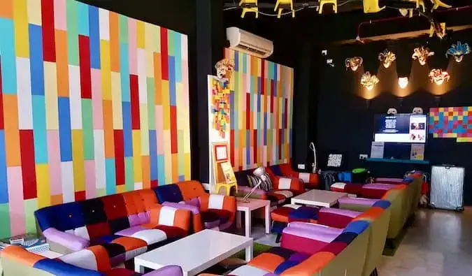 El colorido interior del albergue bohemio en Singapur