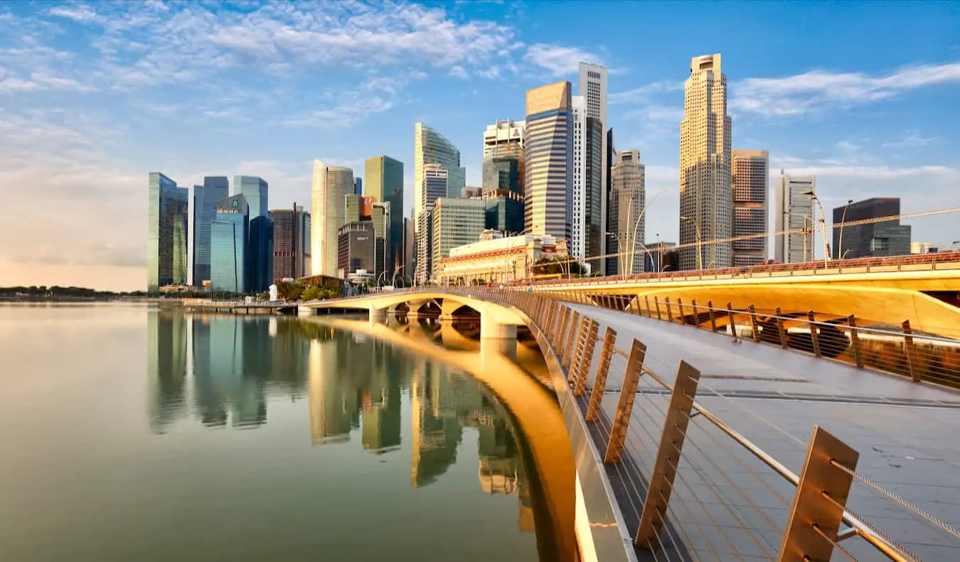 Una giornata di sole a Singapore, vicino alla costa, affacciata sulla città