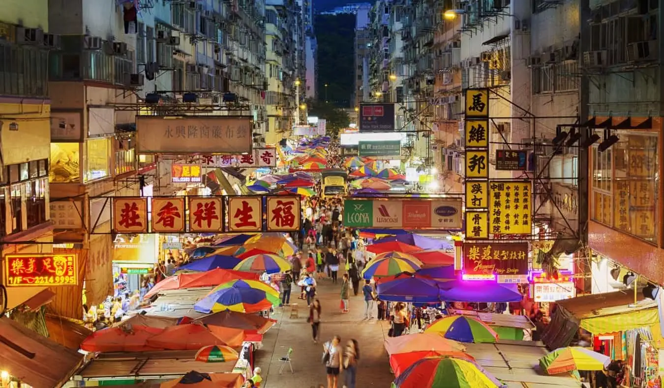 barracas de mercado montadas em uma rua à noite em Hong Kong