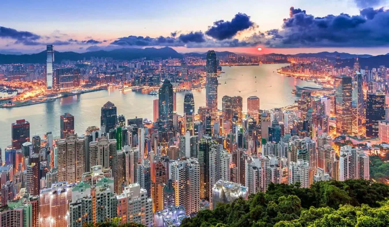 De enorme en torenhoge skyline van Hong Kong bij zonsopgang