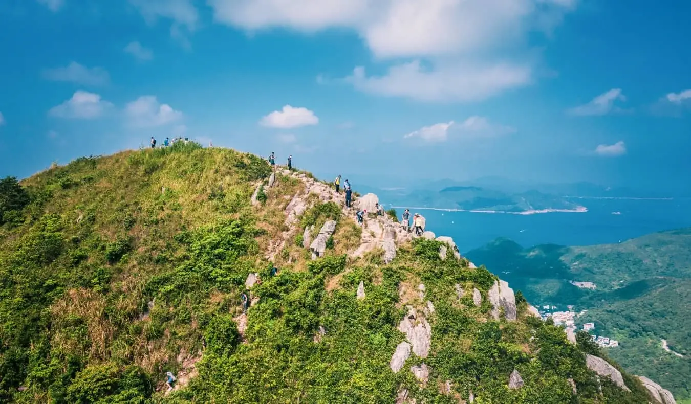 Ljudje, ki hodijo po pešpoti na ostri gori v zalivu Clear Water Bay, Sai Kung, Hong Kong