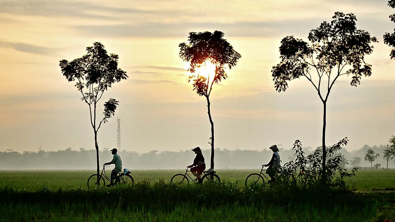 les gens qui font du vélo au Vietnam