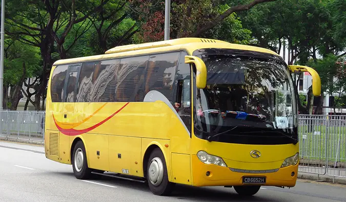 un autocar touristique jaune en Asie du Sud-Est