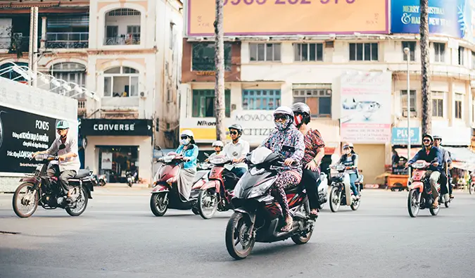 helyiek egy csoportja, akik motoroznak Vietnamban