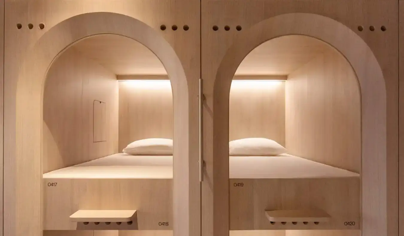 Divas vienkāršas kapsulu pākstis viesnīcā KINN Capsule Hotel Singapūrā