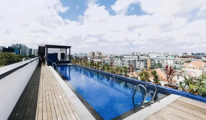 Der Infinity-Pool im Santa Grand Hotel mit Blick auf die Gebäude von Singapur