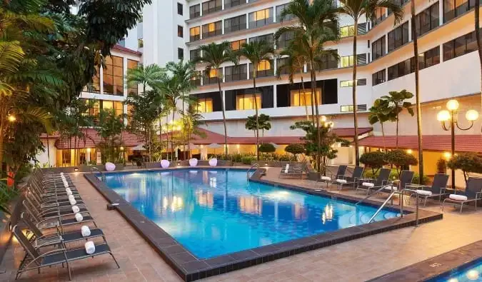 La piscina de la planta baja del York Hotel rodeada de tumbonas al atardecer