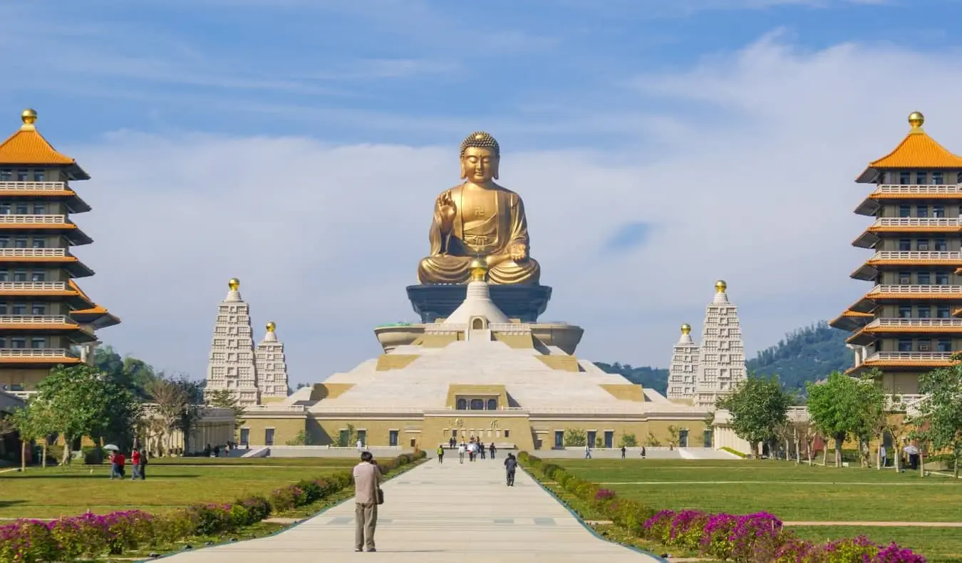 Uitgestrekt pad met pagodes, in de aanloop naar de gigantische gouden Big Budda, bij het Fo Guang Shan-klooster in Taiwan