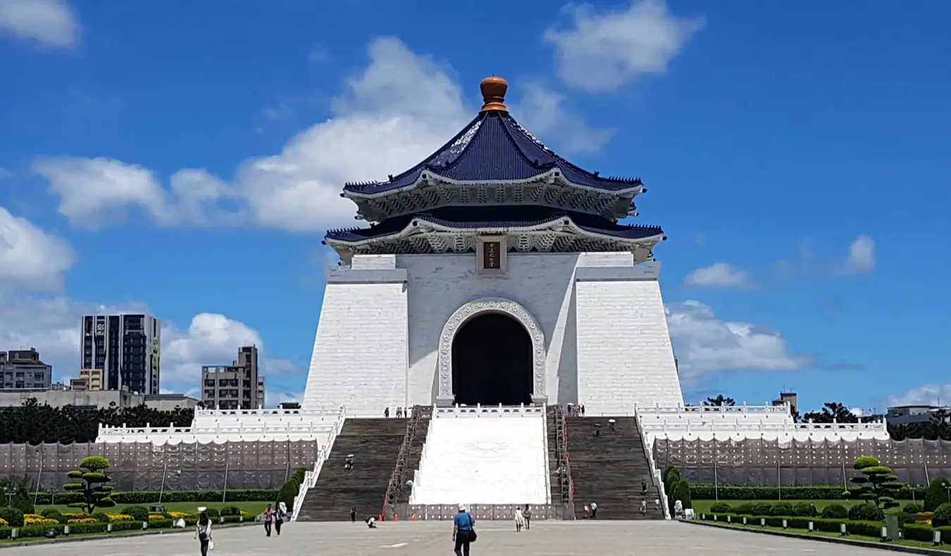 Масивната мемориална сграда на Chiang Kai-shek и площадът на свободата в Тайпе, Тайван