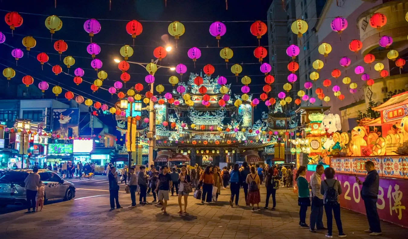 Un affollato mercato notturno pieno di gente a Taipei, Taiwan