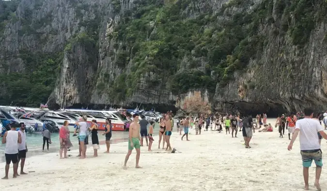 một bãi biển sầm uất và đông đúc ở koh phi phi