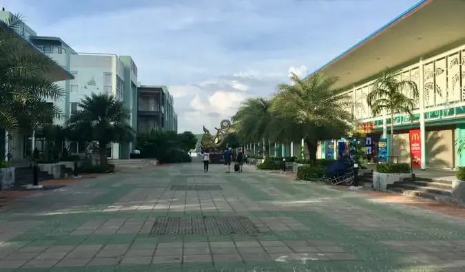 Una calle vacía en Koh Phi Phi en Tailandia.