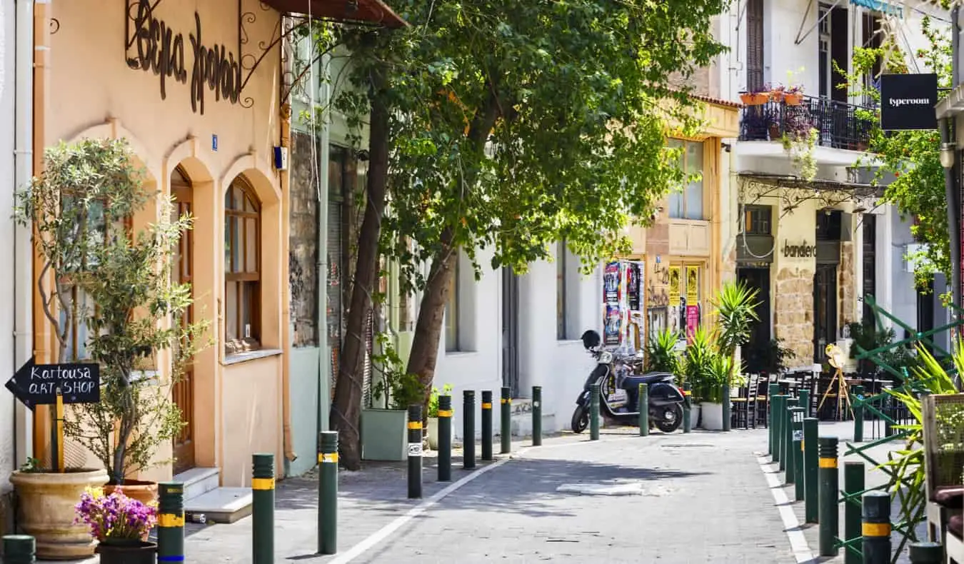 Un carrer tranquil i buit en un dia assolellat al barri de Psyrri a Atenes, Grècia