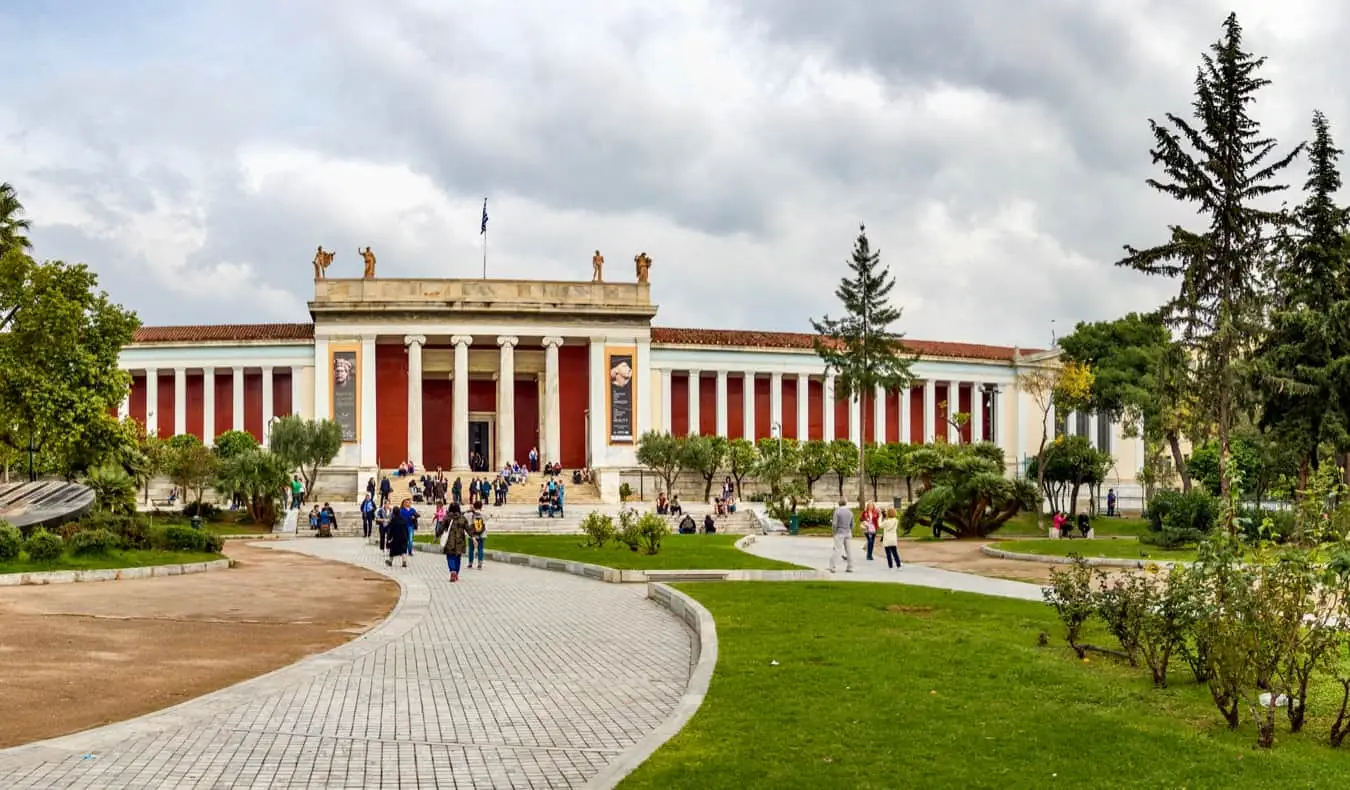 Un gran museu al districte d'Exarcheia a Atenes, Greence ocupat amb visitants