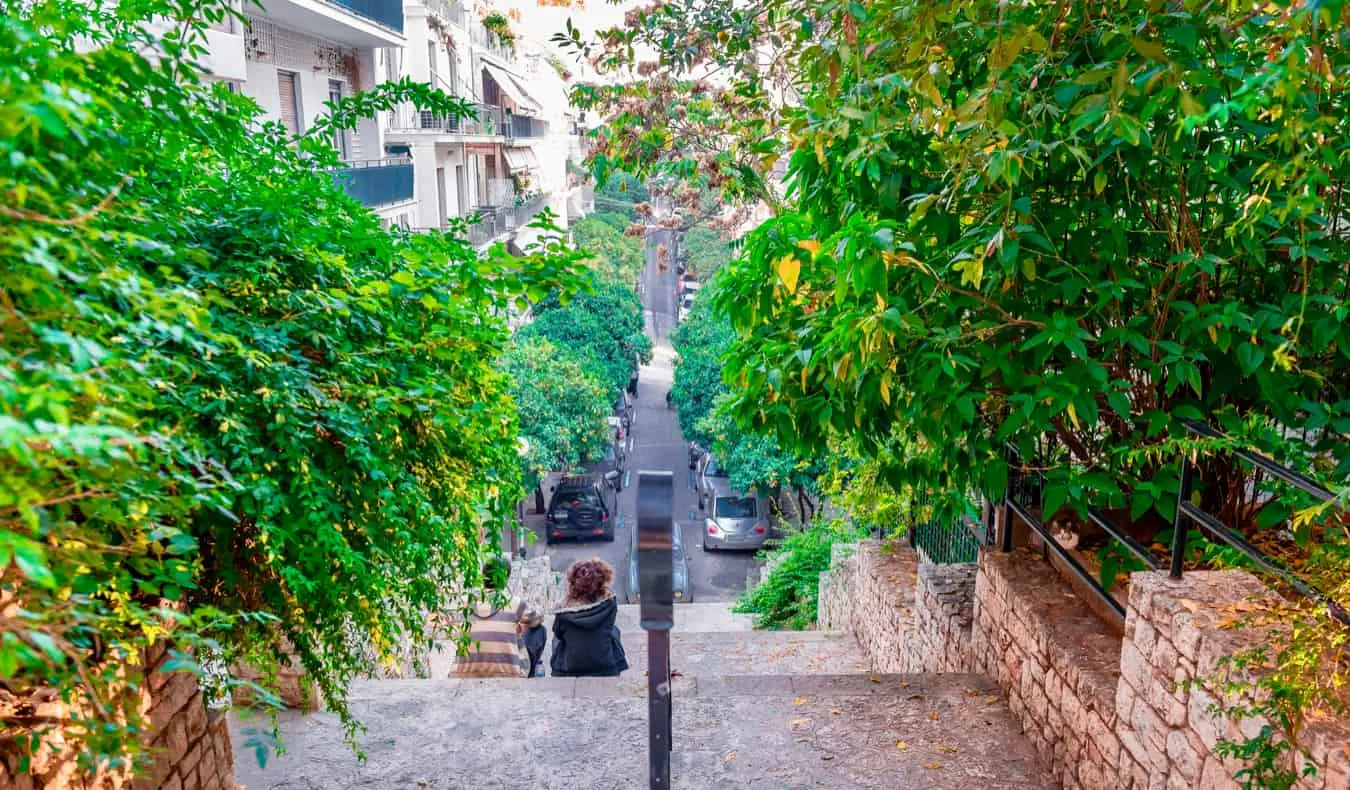 Exuberante vegetación alrededor de una estrecha pasarela en el barrio de Kolonaki en Atenas, Grecia