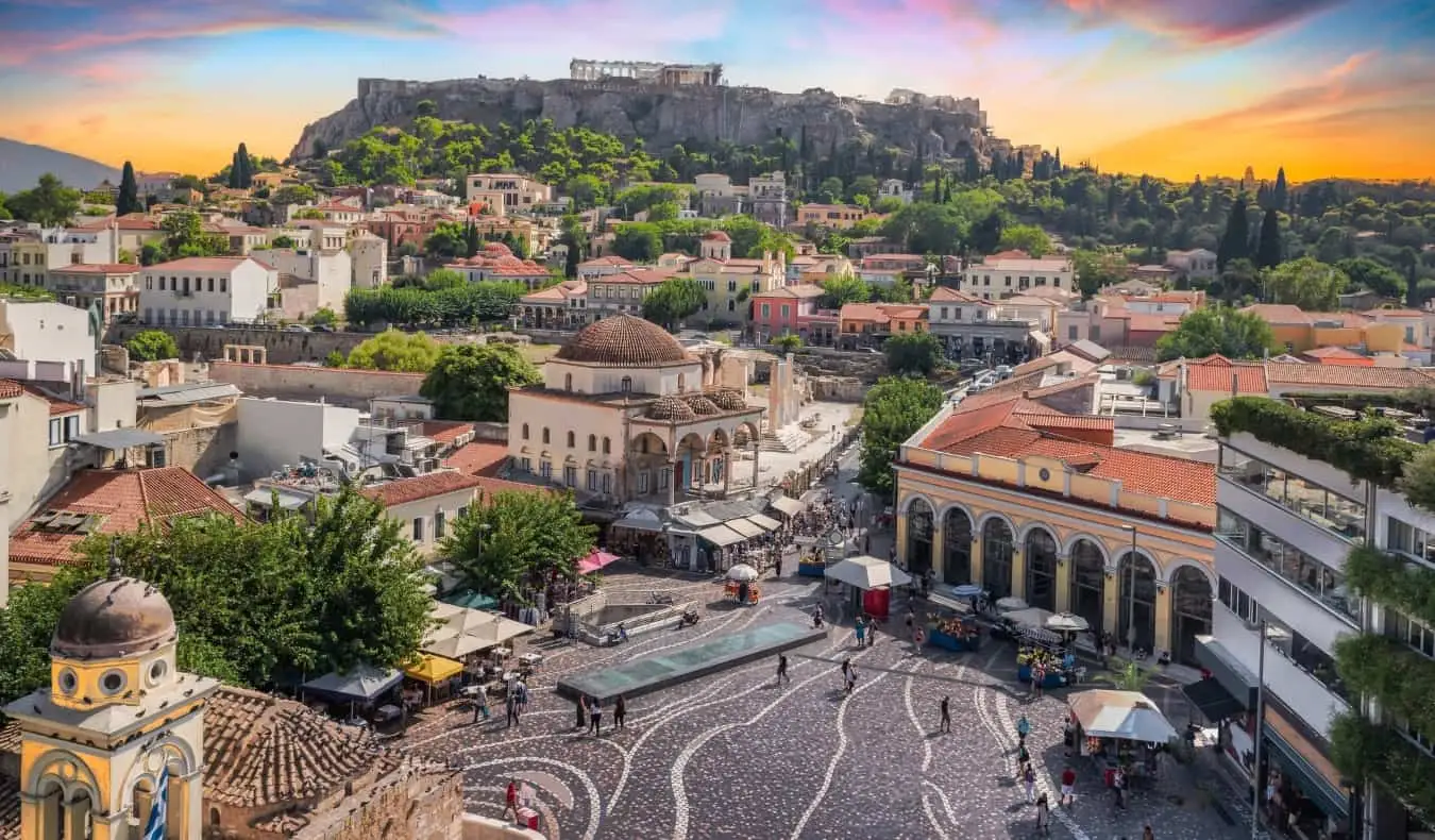 Ang lumang bayan ng Athens sa paglubog ng araw na may Acropolis sa di kalayuan