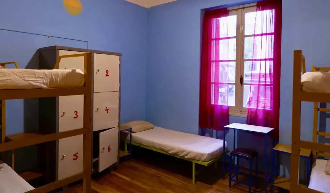 หอพักขนาดเล็กพร้อมตู้เก็บของใน Pagration Youth Hostel ในเมืองเอเธนส์ ประเทศกรีซ