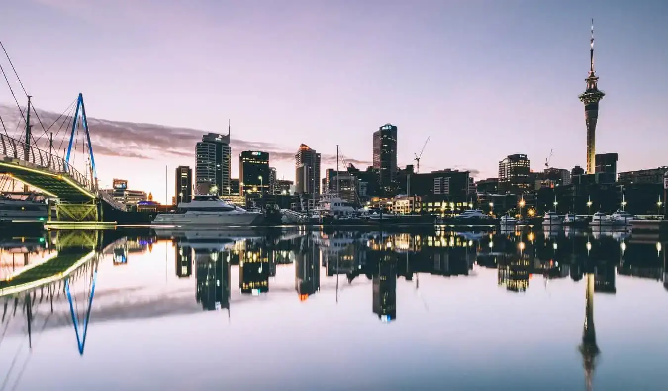 O porto e o horizonte de Auckland, Nova Zelândia, à noite