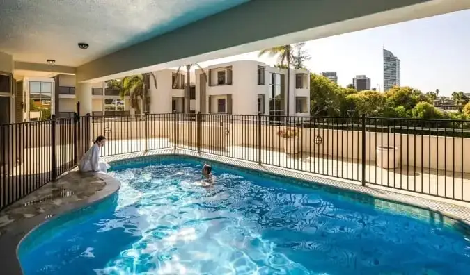 Udendørs pool på Carnmore Takapuna hotel i Auckland, New Zealand