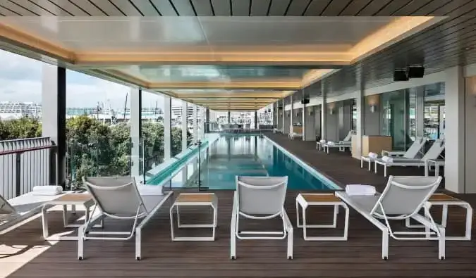 Udendørs pool omgivet af liggestole på Park Hyatt hotel i Auckland, New Zealand