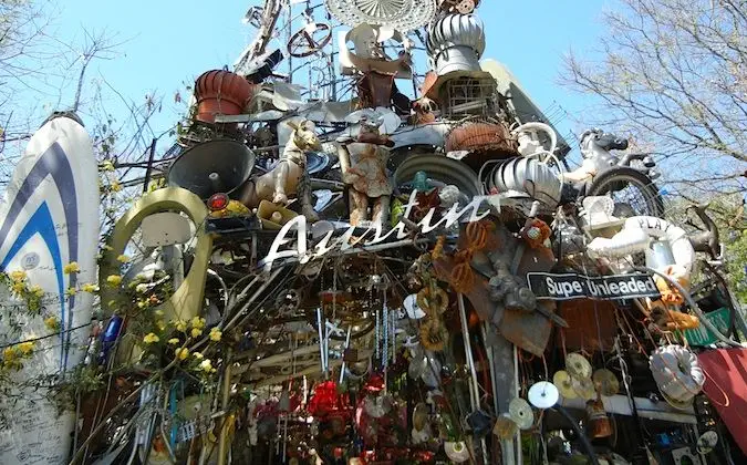 Der Haupteingang der Cathedral of Junk in Austin, Texas