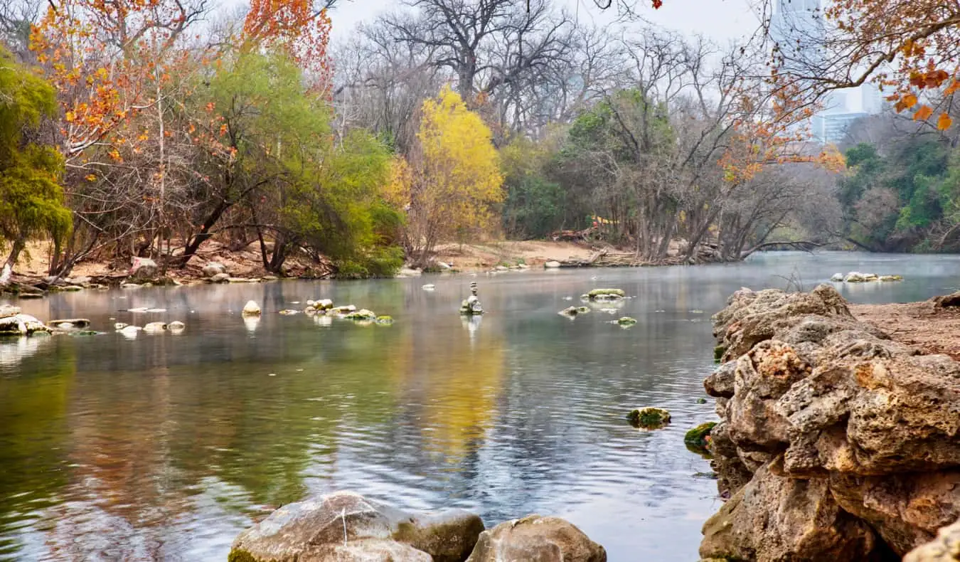 Un pequeño arroyo en Zilker Park en Austin, TX