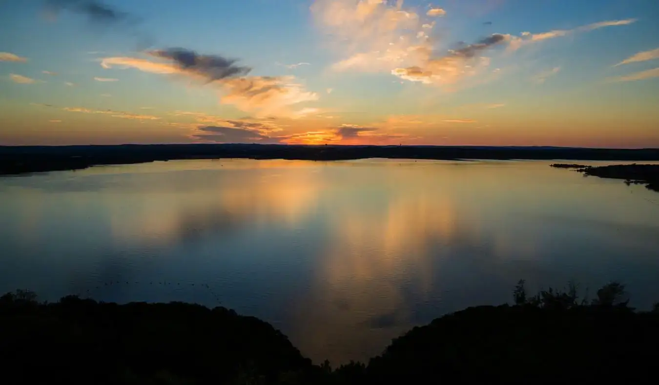 Les aigües tranquil·les del llac Travis prop d'Austin, Texas