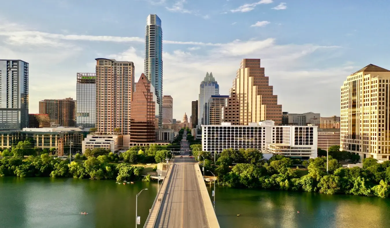 Den ruvende skyline av Austin, Texas sett fra over en bro