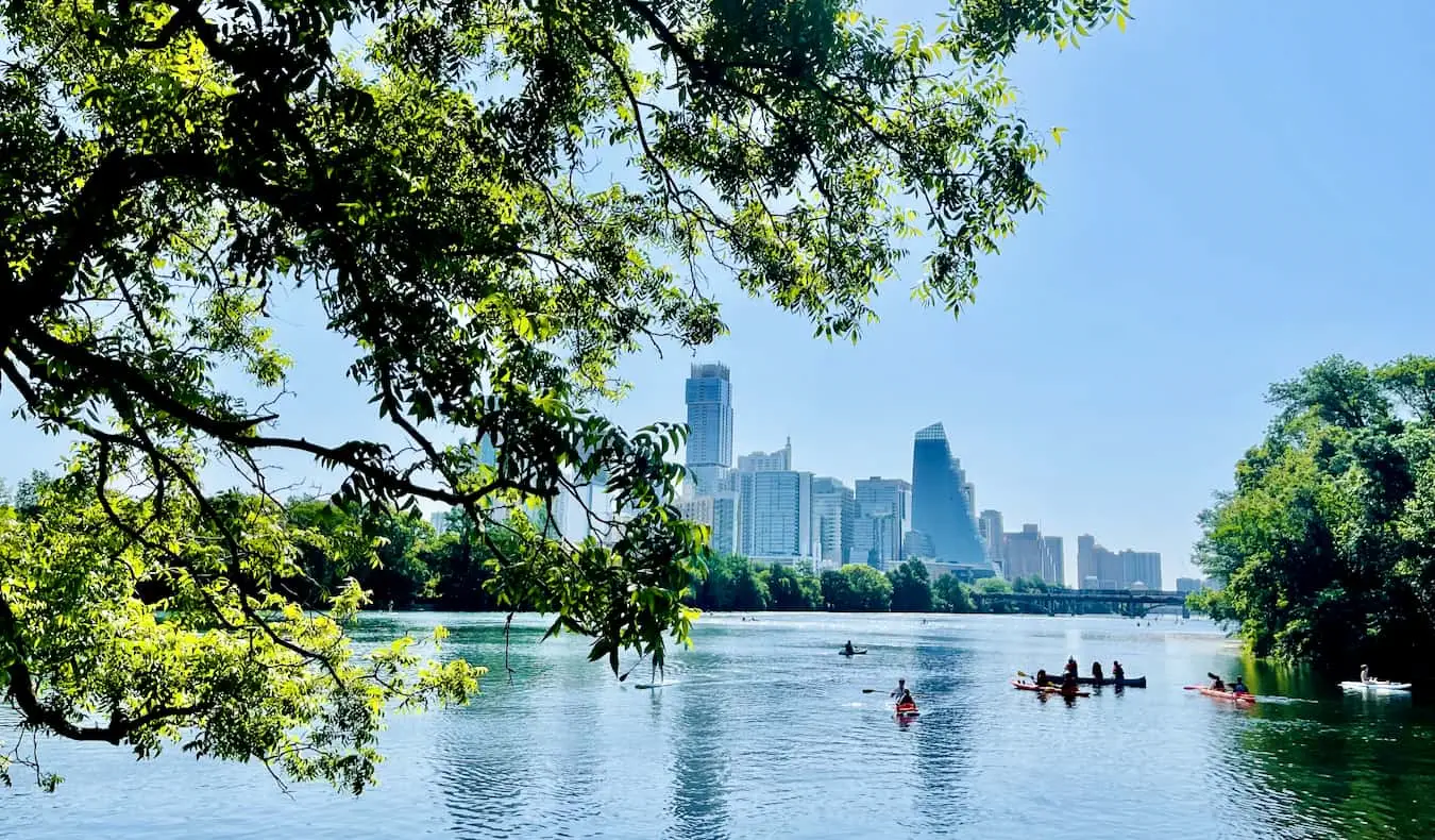 Pessoas aproveitando a água em um dia ensolarado em Austin, Texas