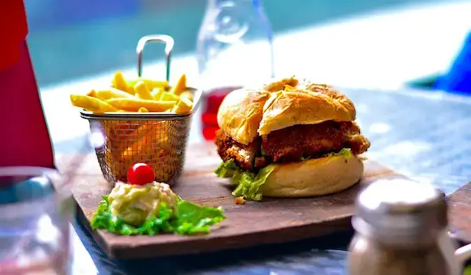 Cuisine américaine sous forme de frites et d'un burger au poulet