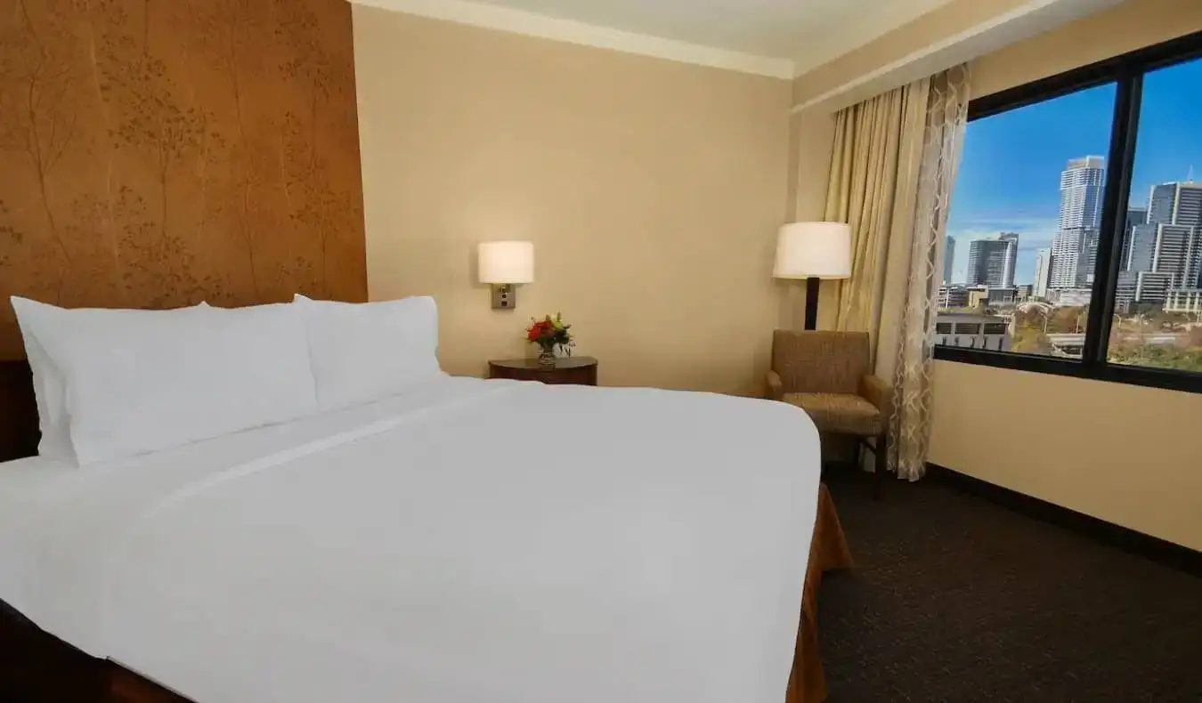 غرفة ضيوف بسيطة تحتوي على سرير كوين في Embassy Suites by Hilton في أوستن، تكساس