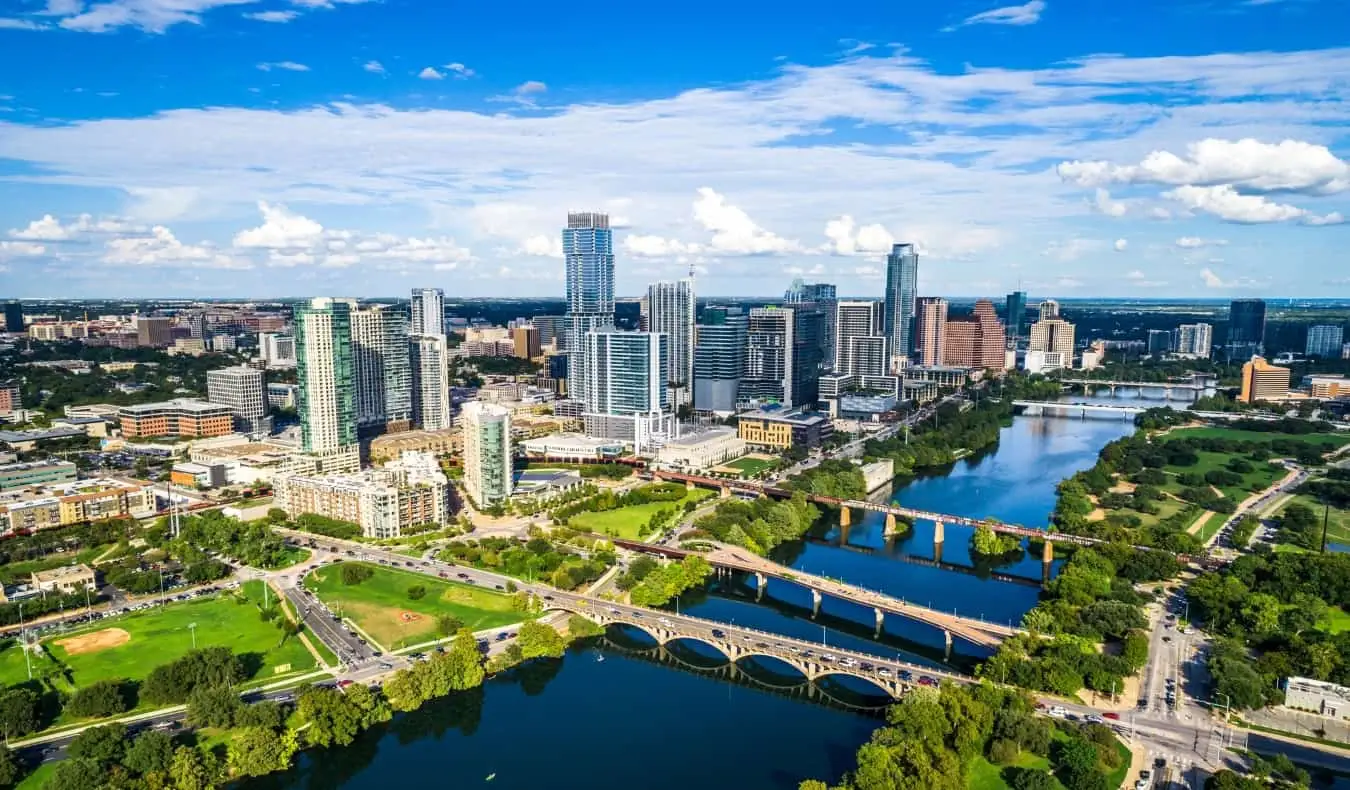 En lys og solrik dag med utsikt over den ruvende skyline av Austin, Texas