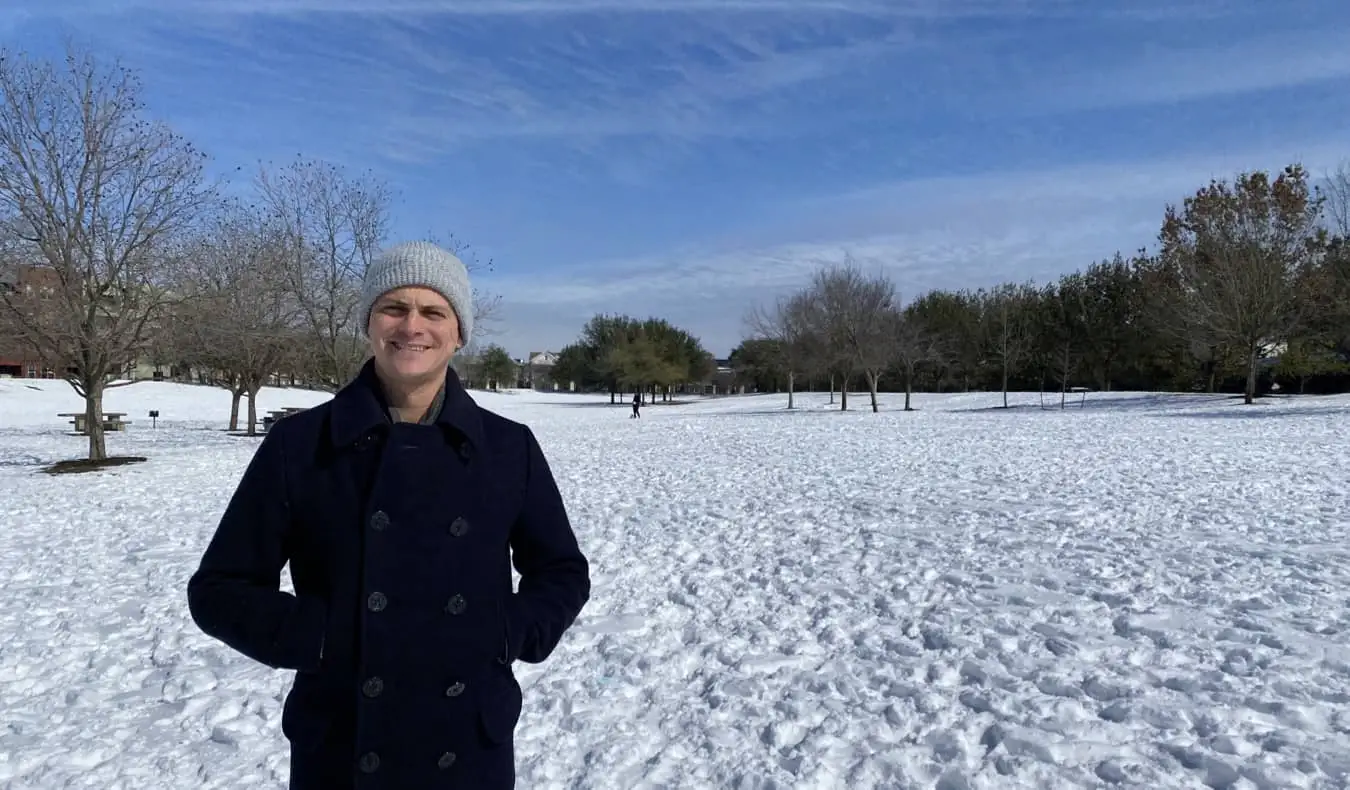 Nomadic Matt i snön under Texas snöstorm