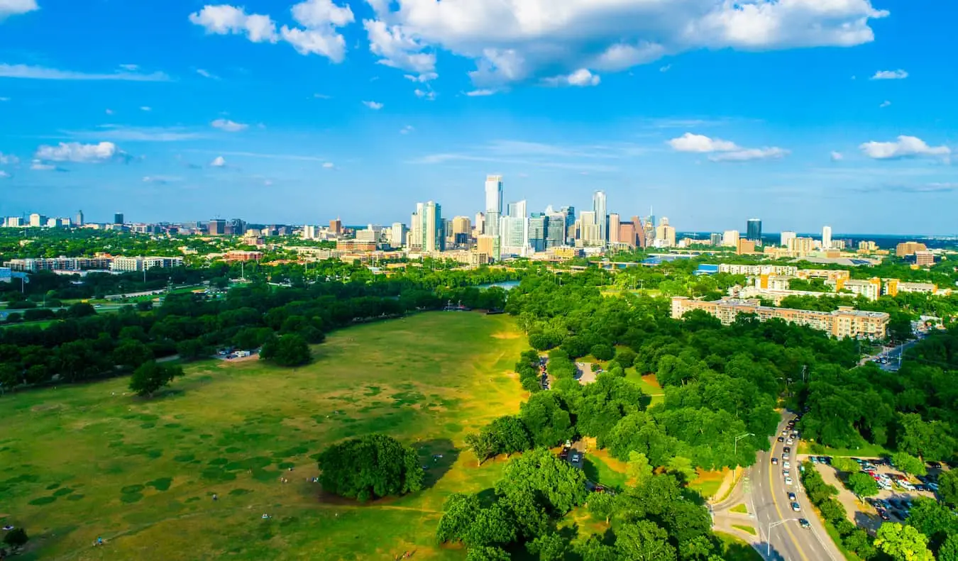 Svěží a rozlehlý Zilker Park v Austinu v Texasu při pohledu shora