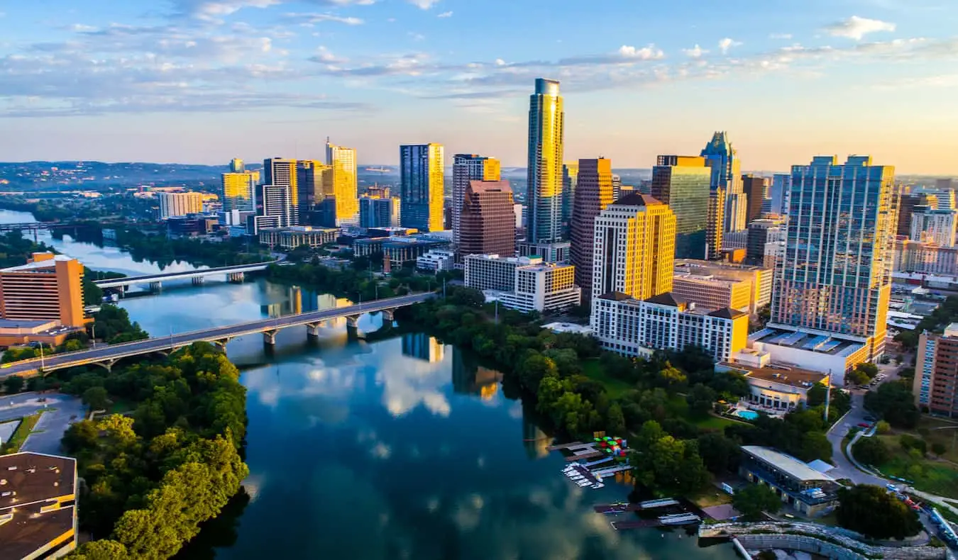 Een luchtfoto van het centrum van Austin, Texas tijdens het gouden uur, met hoge wolkenkrabbers langs het water