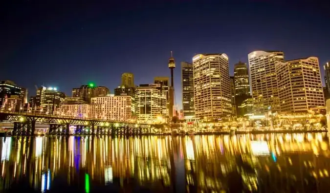 La impresionante vista de Darling Harbour por la noche en Australia