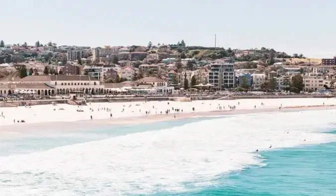 Gent relaxant-se i gaudint del clima a la platja de Bondi, Austràlia