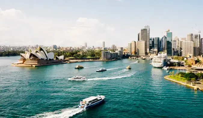 Rušný prístav Sydney v Austrálii počas slnečného letného dňa