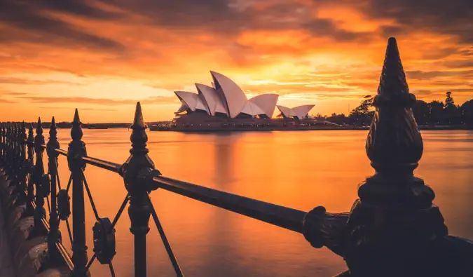 Elav päikeseloojangufoto Sydney ooperist Austraalias