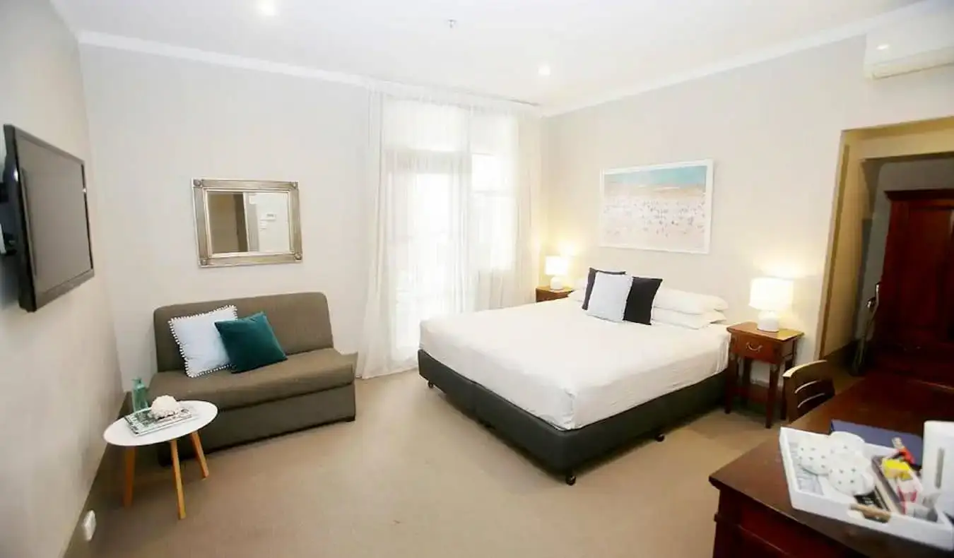 Ein großes, aber einfaches Hotelzimmer im Hotel Bondi in Sydney, Australien