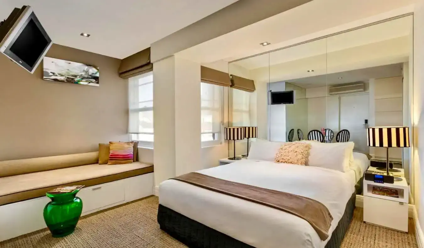 Una cama grande y una espaciosa habitación de hotel en el hotel Sydney Potts Point en Sydney, Australia