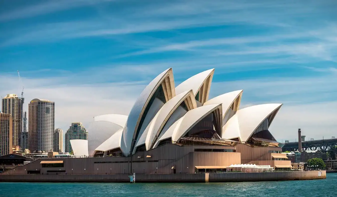 Ang iconic na Sydney Opera House sa baybayin ng lungsod sa isang maganda at maaraw na araw