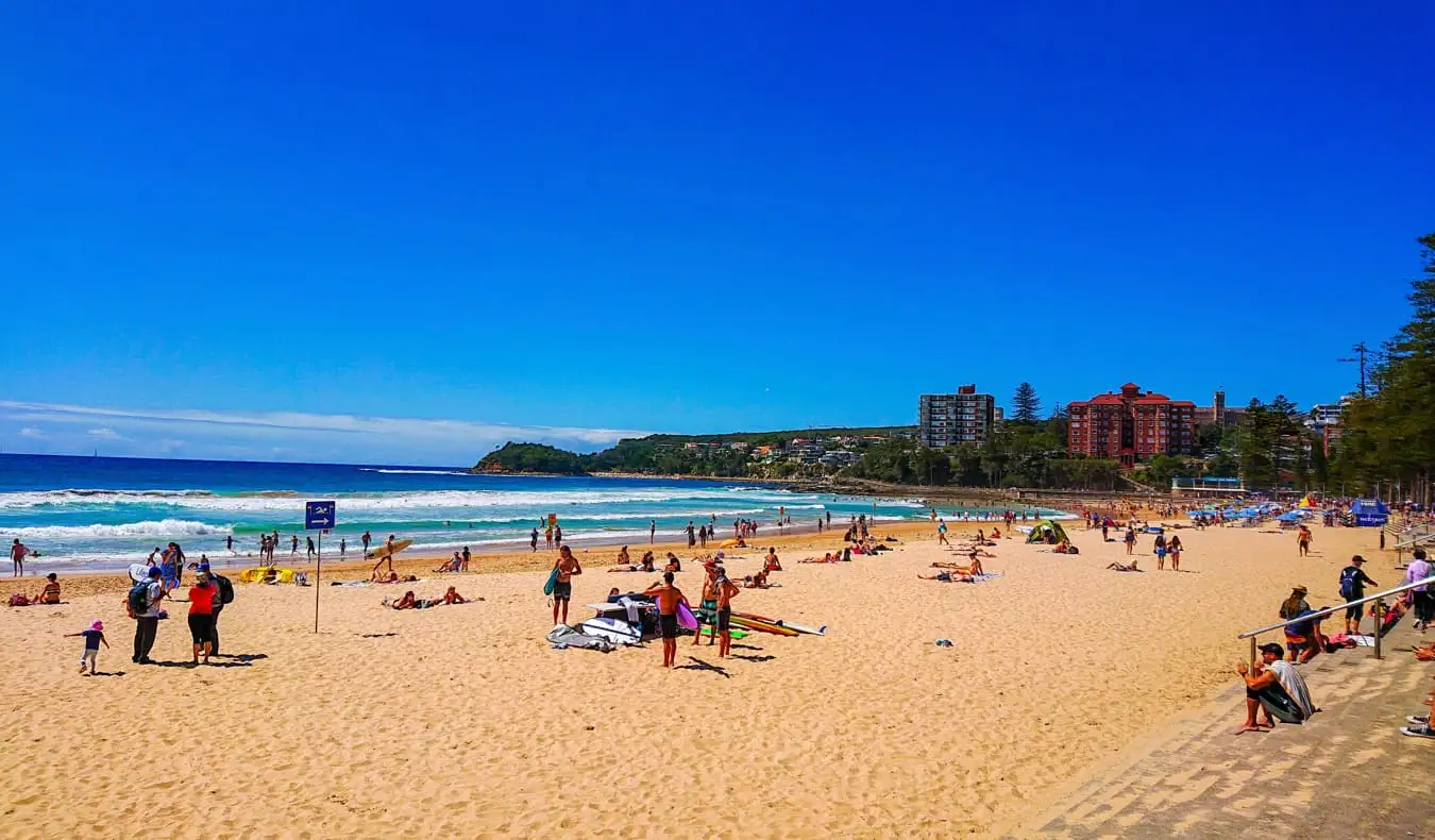 Krásná Bondi Beach poblíž Sydney, Austrálie za jasného a slunečného letního dne