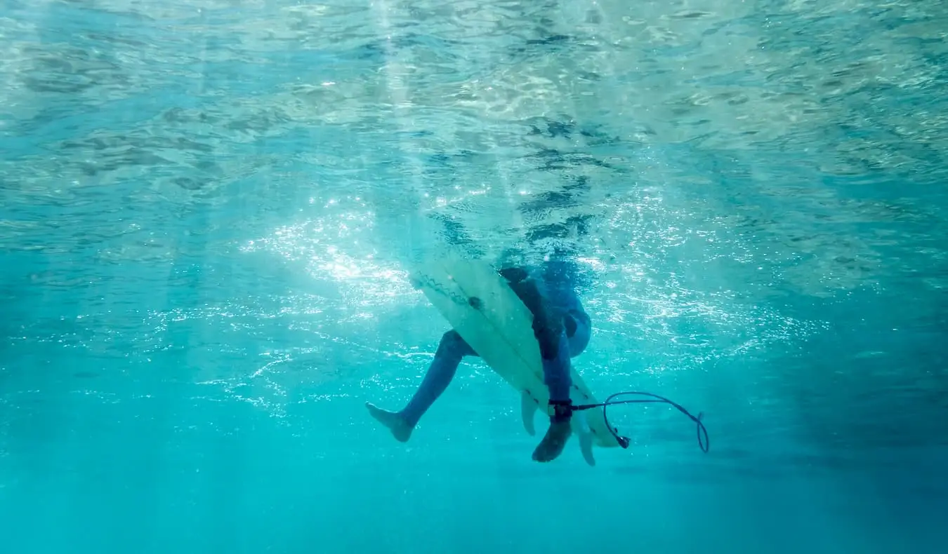 Un surf solitario che galleggia nell'acqua a Bondi Beach a Sydney, in Australia