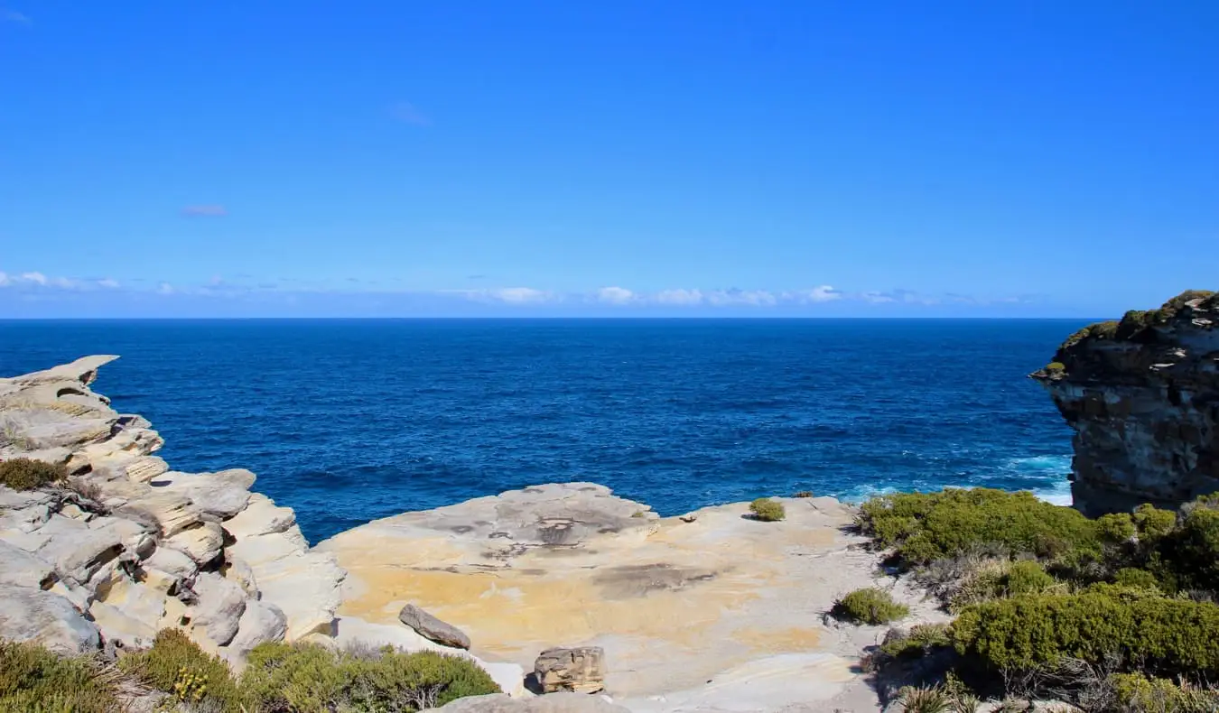 Pěší turistika podél členitého pobřeží Sydney, Austrálie