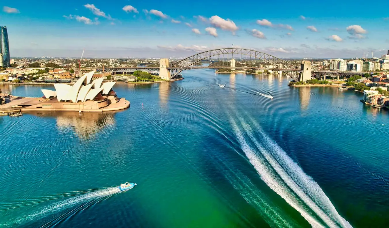 Sydney, Australias skyline og operahuset lyste opp om natten