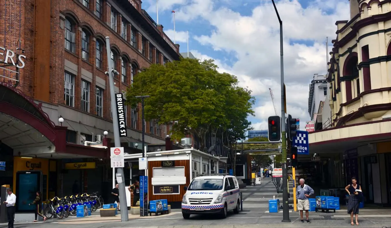 Een rustige straat in het Fortitude Valley-gebied van Brisbane, Australië