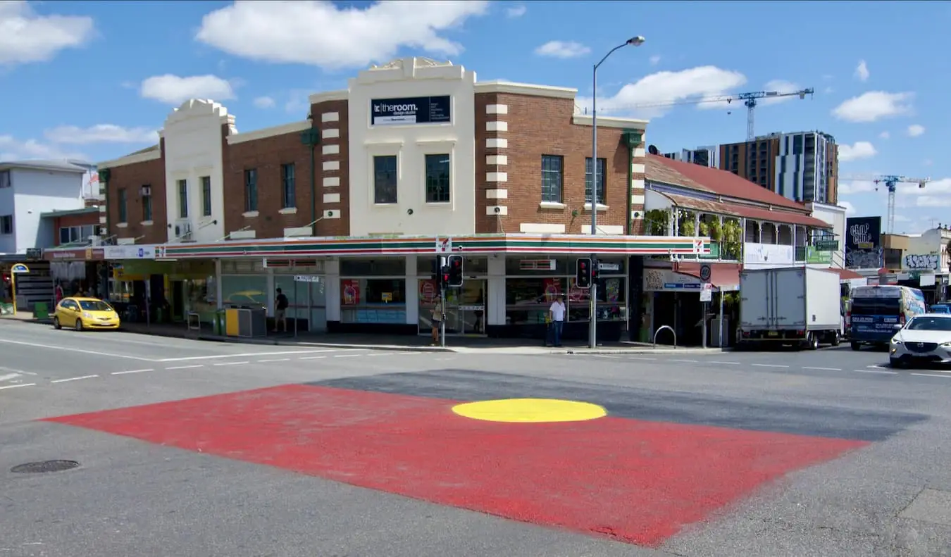 En stor symbol målad på vägen i West End i Brisbane, Australien