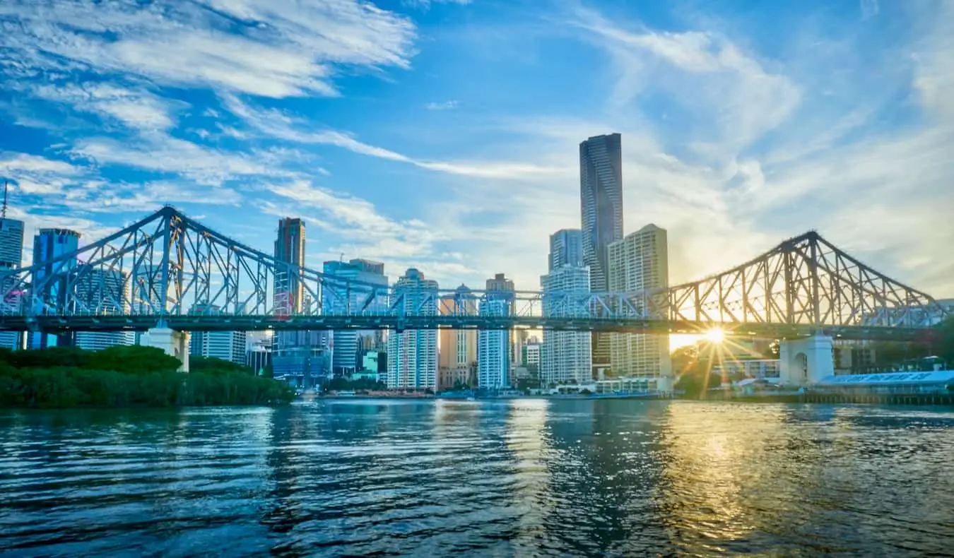 O zi însorită cu cer albastru deasupra centrului CBD din Brisbane, Australia