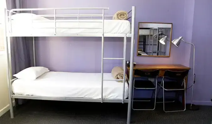 Phòng ký túc xá cơ bản có giường tầng và bàn làm việc tại Sydney Big Hostel ở Sydney, Australia